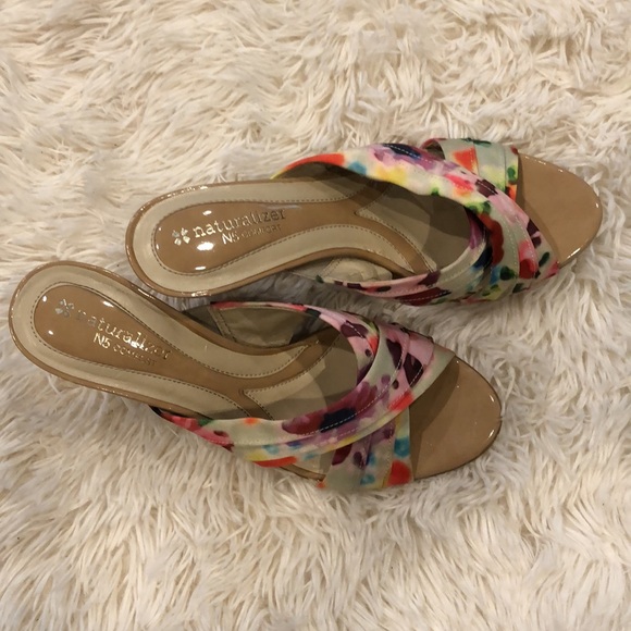 Naturalizer N5 Comfort heel. Colorful floral print. Size 7. - Picture 2 of 9
